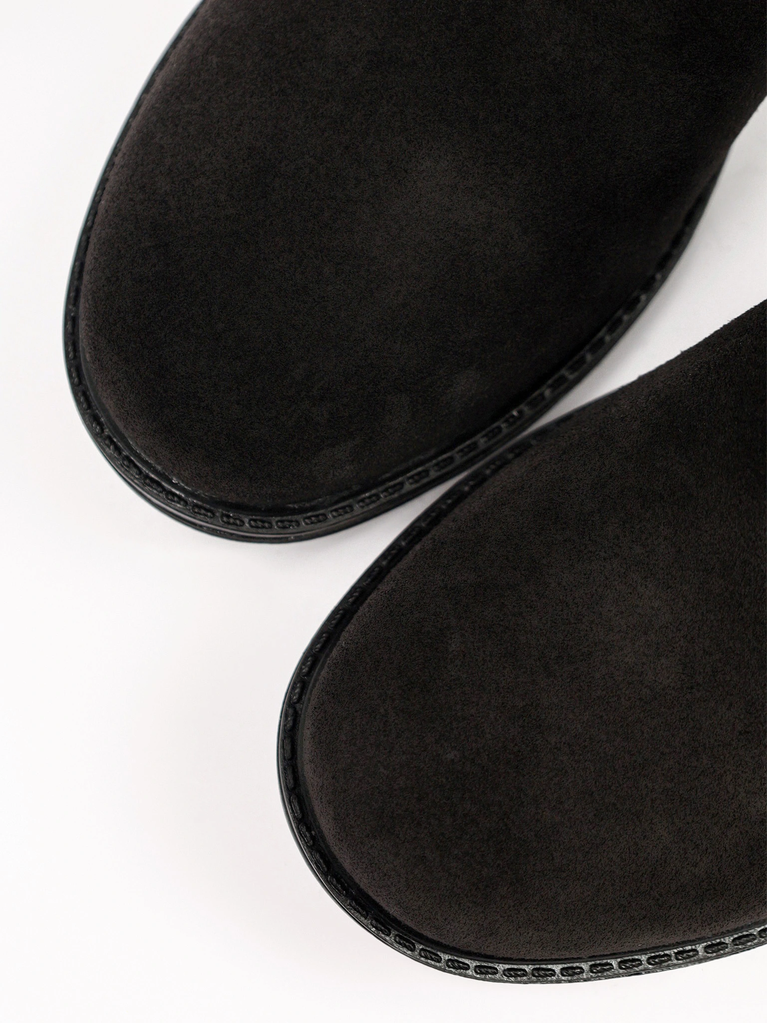 Сапоги темно-коричневого цвета с оторочкой на рельефной подошве